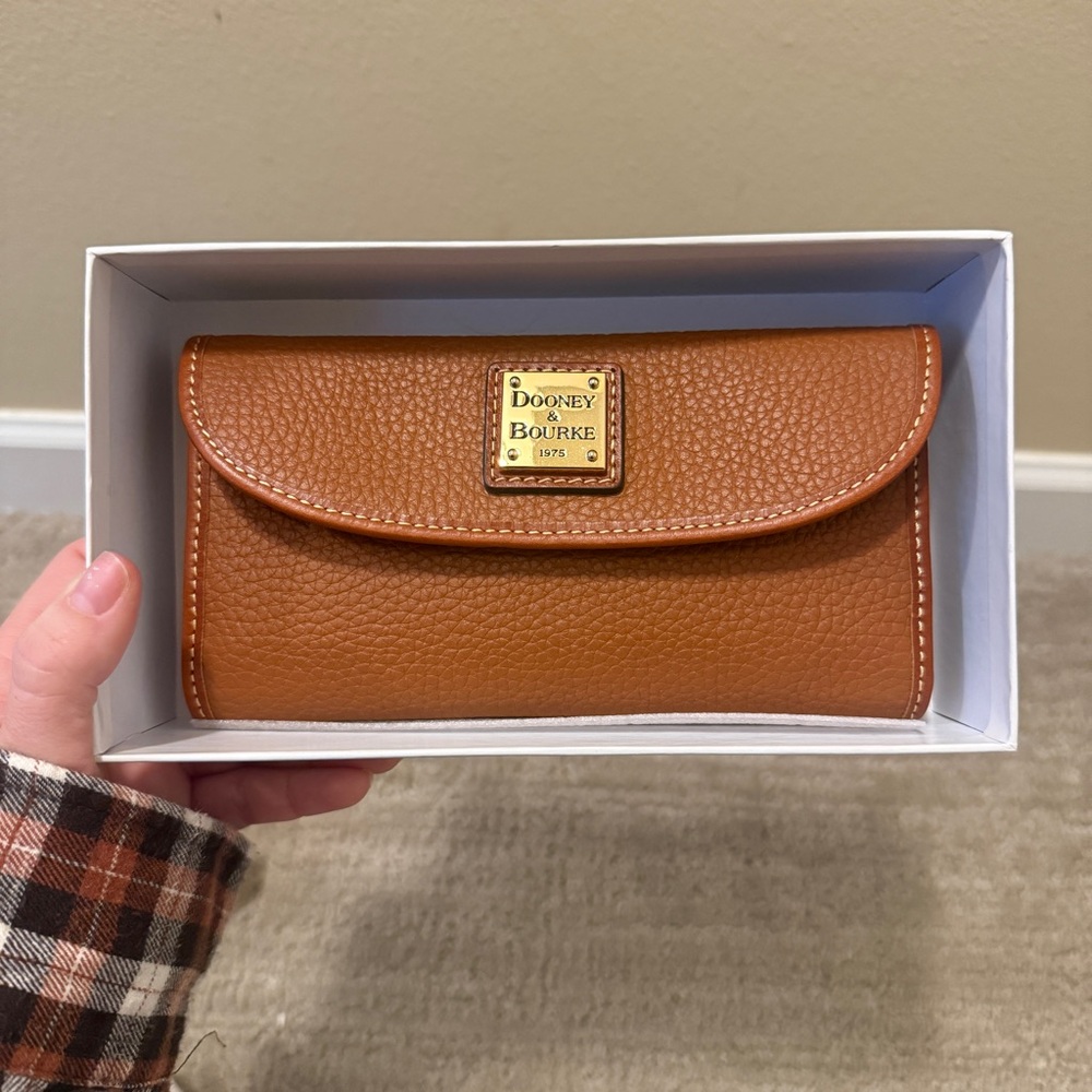Dooney & Bourke Pebble Grain Leather Continental Clutch Wallet Luca Caramel NWT - Picture 2 of 5
